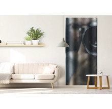Wohnzimmer mit Sofa, Tisch und Akustikpaneel an der Wand