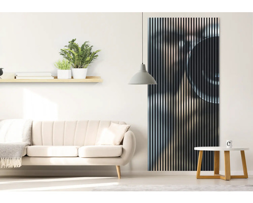 Salon avec canapé, table et panneau acoustique au mur