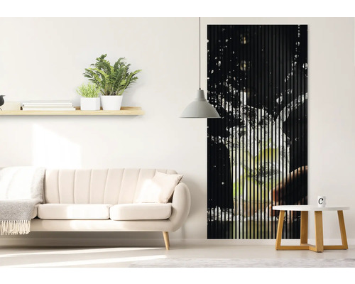 Salon avec canapé, étagère avec plantes et panneau acoustique avec motif aquatique