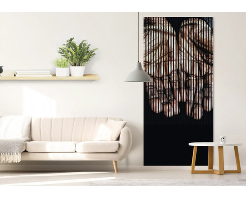 Salon moderne avec canapé et tableau mural représentant des mains