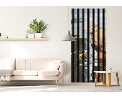 Salon avec canapé, étagère, plantes d''intérieur, table et tableau à lamelles au mur