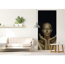 Wohnzimmer mit Sofa, Regal, Zimmerpflanzen, Lampe und einem Wandbild mit einem vertikal gestreiften Frauengesicht