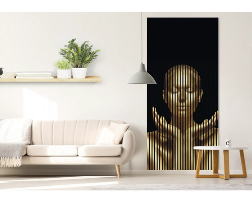 Salon avec canapé, étagère, plantes d''intérieur, lampe et une image murale avec un visage de femme à rayures verticales