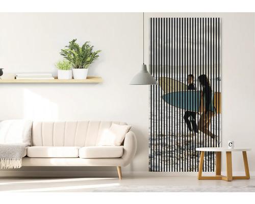 Salon avec canapé, table et décoration murale à rayures verticales et motif de surfeur