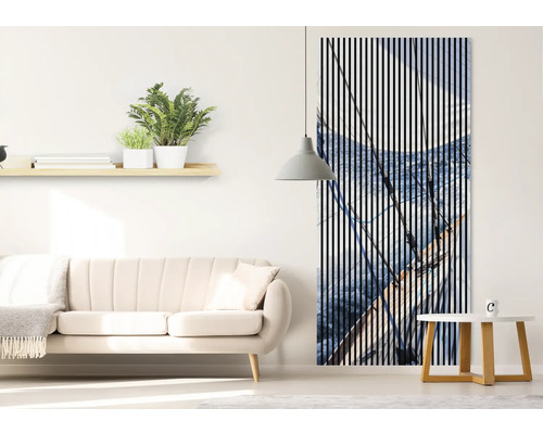 Wohnzimmer mit Sofa, Beistelltisch und Wandbild mit vertikalen Streifen