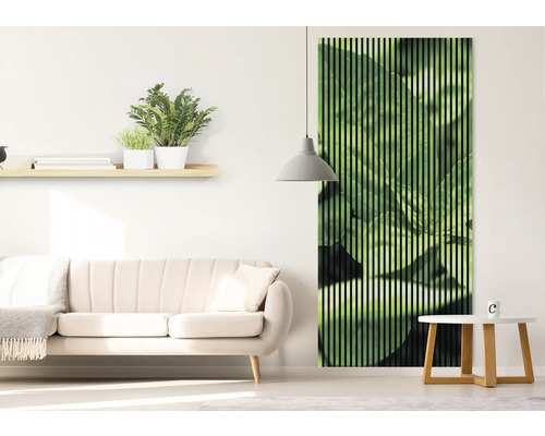 Salon avec canapé, table d''appoint, étagère murale avec plantes et panneau acoustique avec motif végétal