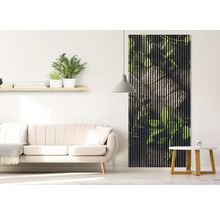 Wohnzimmer mit Sofa, Wandregal mit Pflanzen und dekorativem Holzpaneel