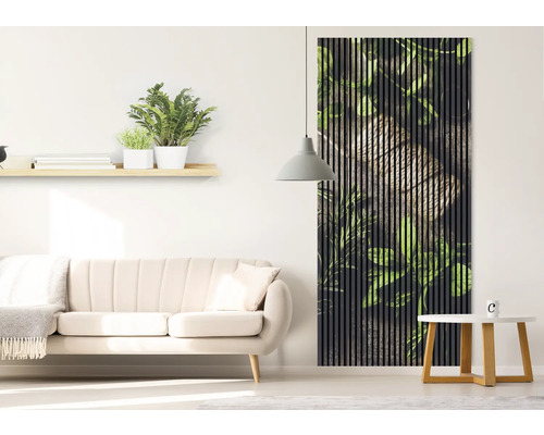 Salon avec canapé, étagère murale avec plantes et panneau décoratif en bois