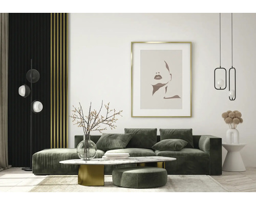 Salon avec canapé, table basse et objets de décoration