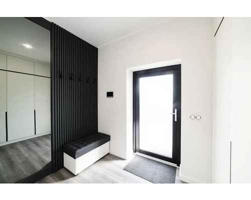 Hall d''entrée avec vestiaire, banc et miroir