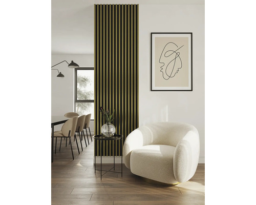 Salon avec panneau acoustique, fauteuil, table d''appoint et table à manger