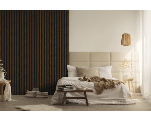 Schlafzimmer mit Bett, Nachttisch und Wandpaneelen