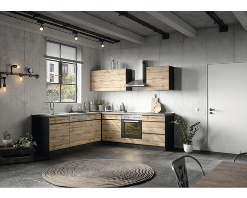 Cuisine moderne de style industriel avec façades en bois, évier, cuisinière, hotte aspirante et éclairage.