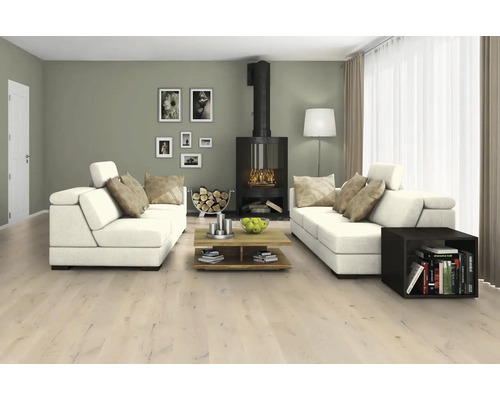 Espace de vie lumineux avec canapés, cheminée et plancher en bois