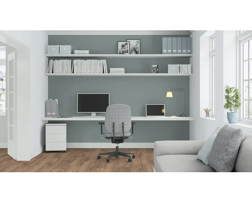 Bureau avec bureau, chaise de bureau, étagères et canapé pour une ambiance organisée et lumineuse