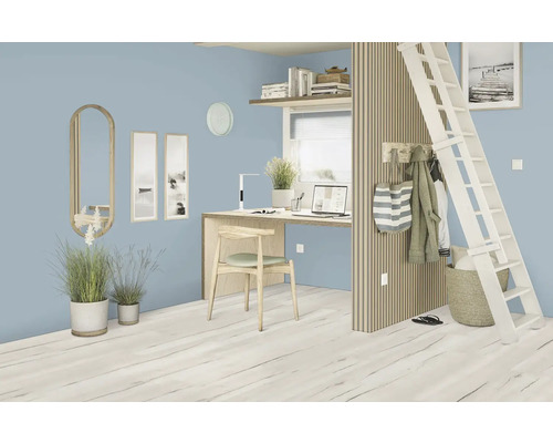 Helles Zimmer mit Hochbett, Schreibtisch und Holzleiter