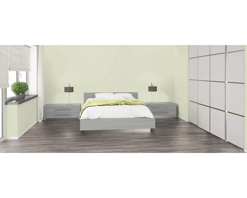 Chambre à coucher avec lit, tables de chevet et armoire