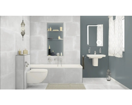 Salle de bain lumineuse avec baignoire, lavabo et toilettes au design simple