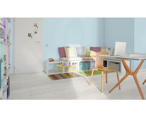 Bureau lumineux avec bureau, chaise et éléments décoratifs pour une ambiance conviviale