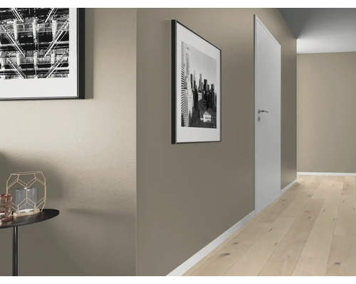 Couloir avec porte intérieure, parquet et photos encadrées au mur