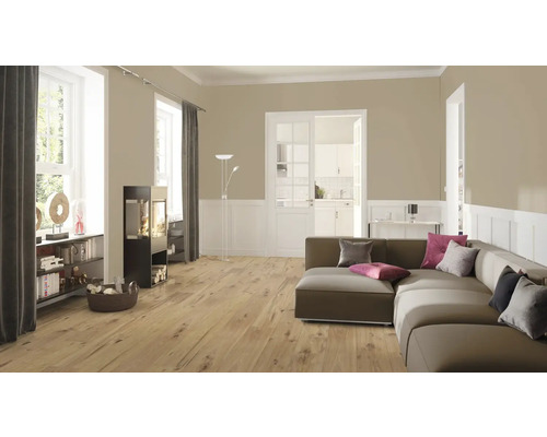 Salon avec canapé, poêle et parquet