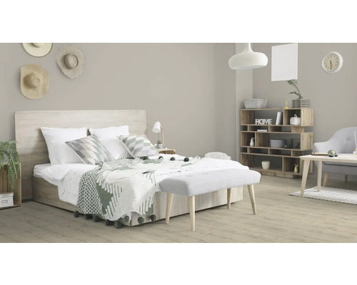 Helles Schlafzimmer mit Bett, Sitzbank, Regal und Dekoration