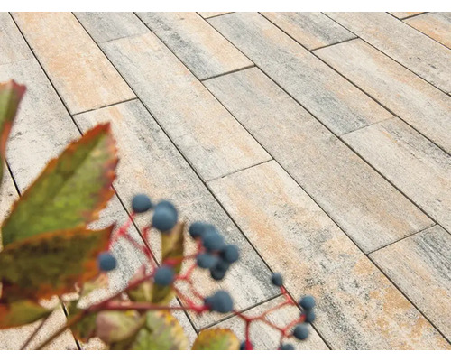 Rechteckige Pflastersteine mit rustikaler Optik im Gartenbereich.