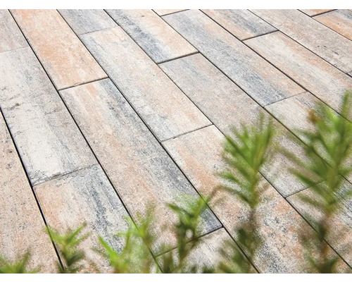 Rechteckige Pflastersteine aus Beton verlegt