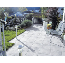 Jardin avec dalles de terrasse grises, luminaires de jardin, bassin et sièges