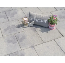 Pavés en béton posés avec décoration
