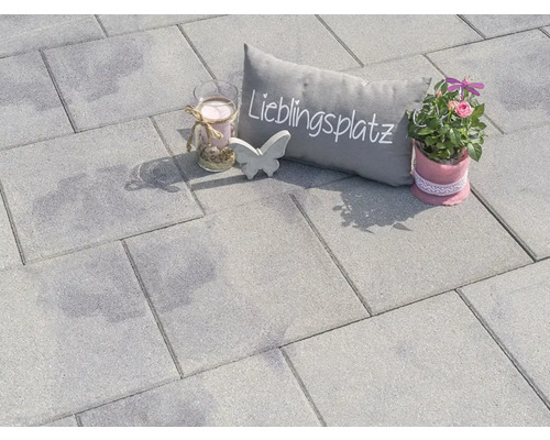 Pavés en béton posés avec décoration
