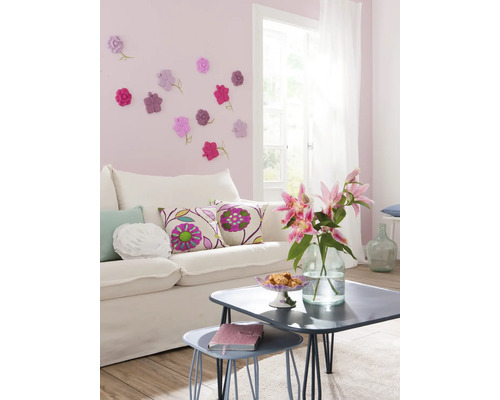 Salon avec canapé, table et décoration florale au mur