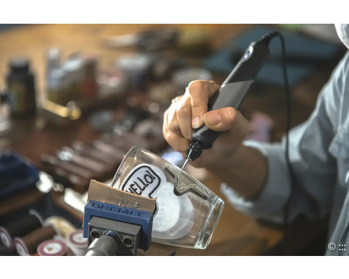 Gravieren eines Glasbehälters mit einem Dremel Gravierwerkzeug