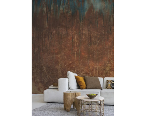 Salon avec papier peint à motifs, canapé, table basse et tapis