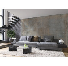 Salon moderne avec canapé gris, table basse en verre et escalier