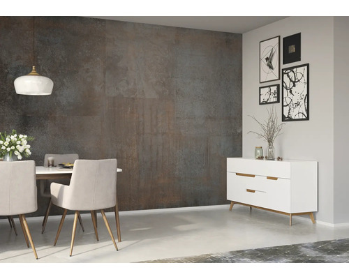 Salle à manger moderne avec table, chaises, commode et carreaux muraux aspect pierre.