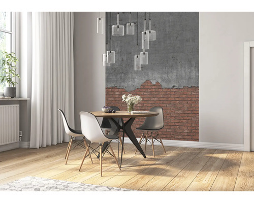 Salle à manger avec table, chaises et papier peint imitation mur de briques.