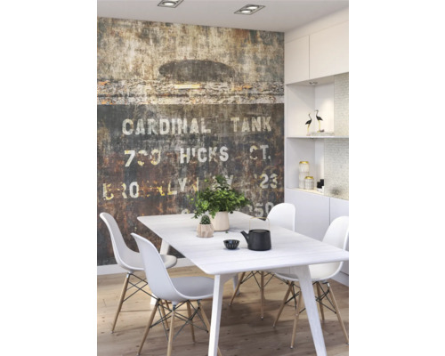 Coin repas lumineux avec table à manger, chaises et peinture murale