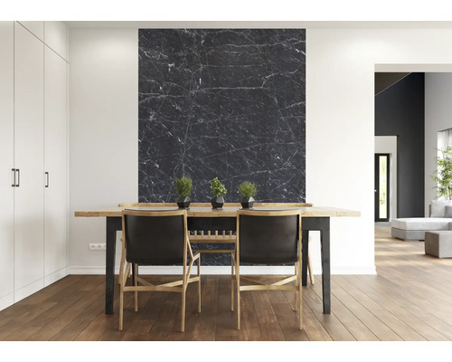 Salle à manger avec table, chaises et panneau mural aspect marbre