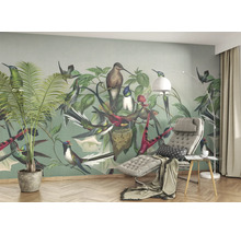 Pièce à vivre avec papier peint photo motifs d''oiseaux, fauteuil, lampadaire et plante d''intérieur