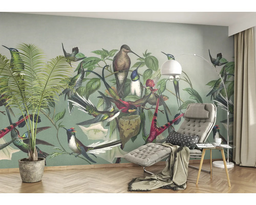 Pièce à vivre avec papier peint photo motifs d''oiseaux, fauteuil, lampadaire et plante d''intérieur