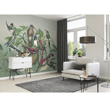 Salon avec papier peint à motifs d''oiseaux, fauteuil, tapis et table d''appoint