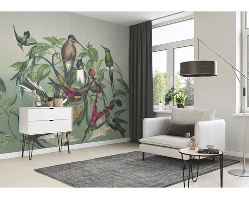 Salon avec papier peint à motifs d''oiseaux, fauteuil, tapis et table d''appoint