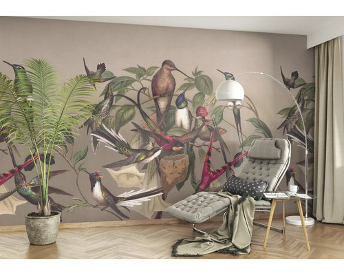 Salon avec papier peint à motif d''oiseaux, fauteuil et plante d''intérieur