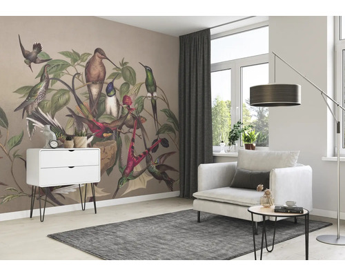 Salon avec papier peint à motifs d''oiseaux, fauteuil, tapis et commode