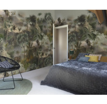 Chambre avec papier peint jungle, lit, chaise et tapis pour une atmosphère naturelle