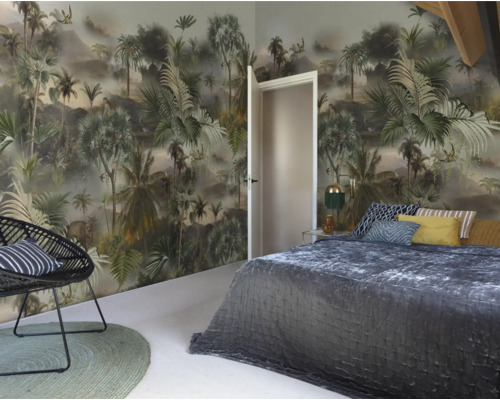 Chambre avec papier peint jungle, lit, chaise et tapis pour une atmosphère naturelle