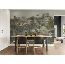 Salle à manger avec papier peint jungle tropicale, table en bois et chaises