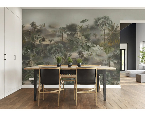 Salle à manger avec papier peint jungle tropicale, table en bois et chaises