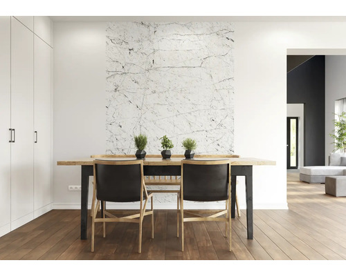 Esszimmer mit Holztisch, Stühlen und Wandtapete in Marmoroptik.